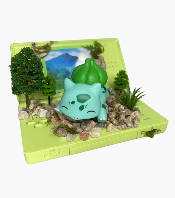 Diorama Pokémon Bulbasaur hecho a mano sobre Nintendo DS