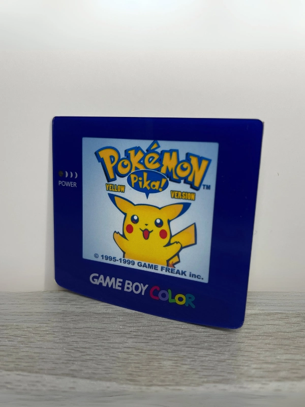 Imán Pokémon Amarillo hecho a mano con pantalla de Game Boy Color