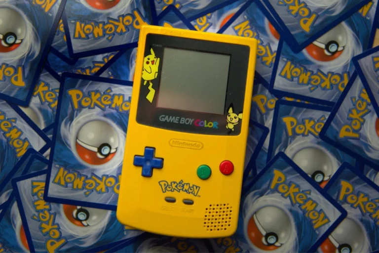 Game Boy Color amarilla edición Pikachu rodeada de cartas Pokémon - Paraíso Gaming y regalos para gamers