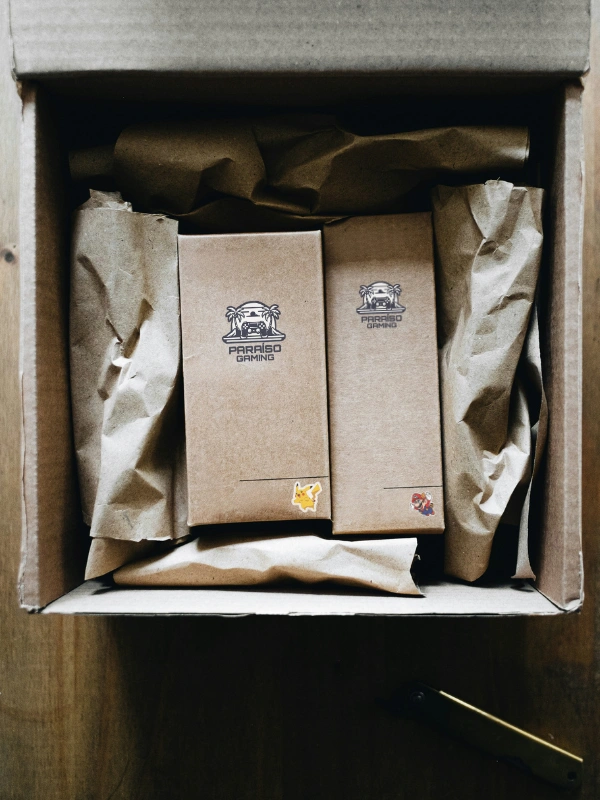 Caja con packaging de Paraíso Gaming personalizada