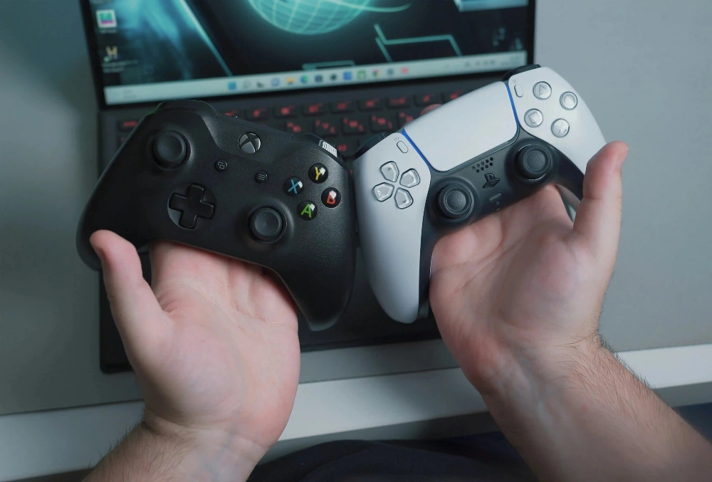 Regalos para gamers según su consola: mando Xbox vs PlayStation